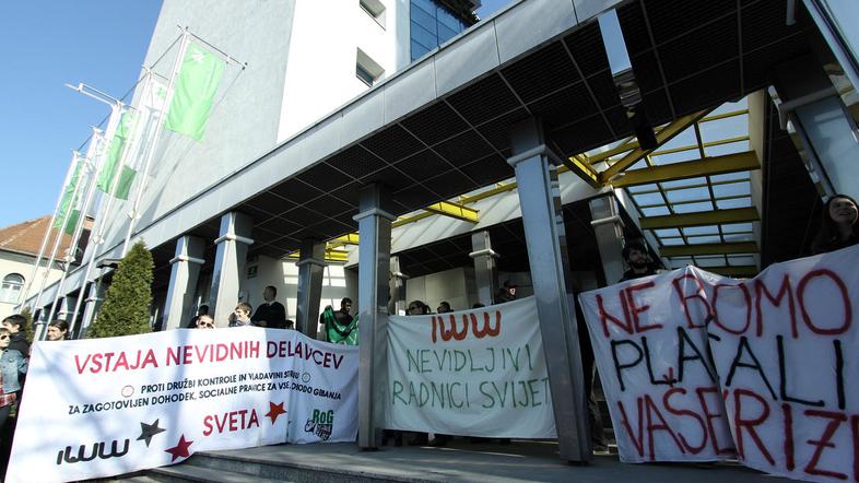 Takole so minulo sredo pred zavodom za zaposlovanje protestirali tuji delavci. S