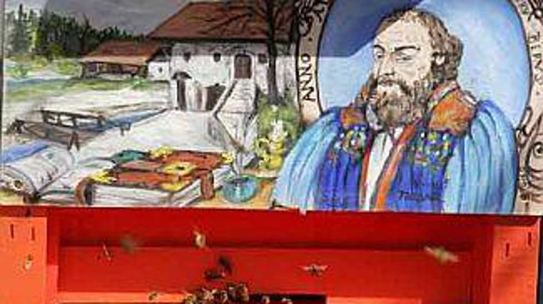 Primož Trubar krasi čebelnjak.