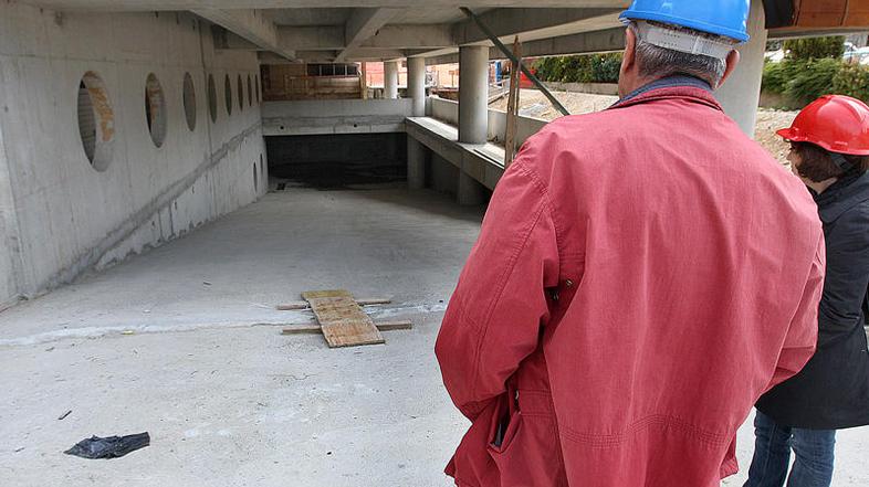 Dovozna zapornica je prenizka, da bi vanjo vozili tovornjaki, dovoz bodo morali 