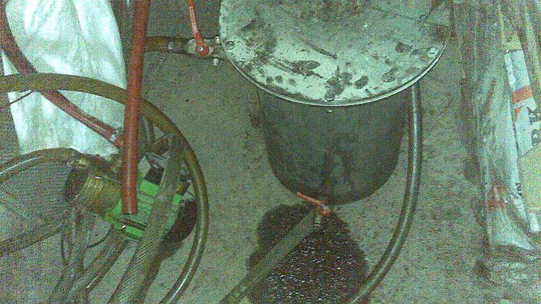 Uporaba pogonskega goriva, onesnaženega s primesmi žveplene kisline in apna, lah