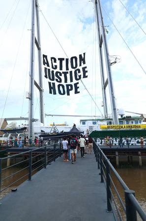 ladja Greenpeace v mestu Belem v Braziliji COP30