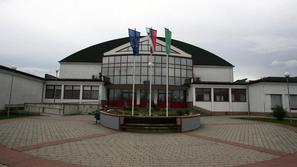 Šolski center tvorita krška (na fotografiji) in sevniška šola, ki ima trenutno l