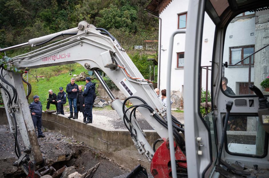 Robert Golob na obisku v Baški grapi Baška grapa poplave | Avtor: Boštjan Podlogar/STA