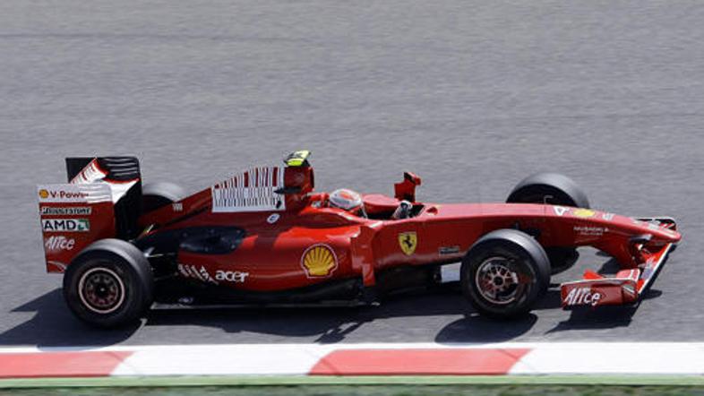 Na sobotnem treningu sta Ferrarija presenetila s prvim in drugim mestom.