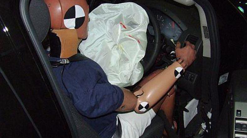 Simulacija je pokazala, da bi voznik nissana navare pri čelnem trku s hitrostjo 