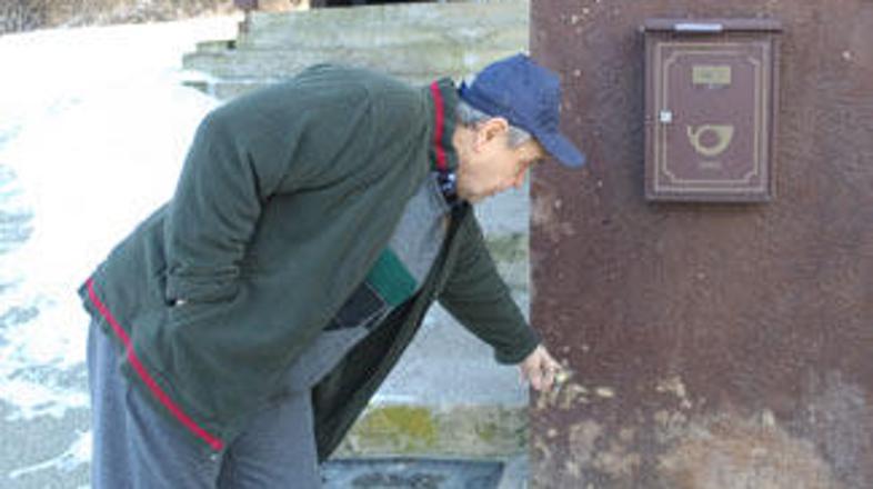 Marjan Šuštar kaže na vidne poškodbe hiše, ki so nastale ob gradnji predora.