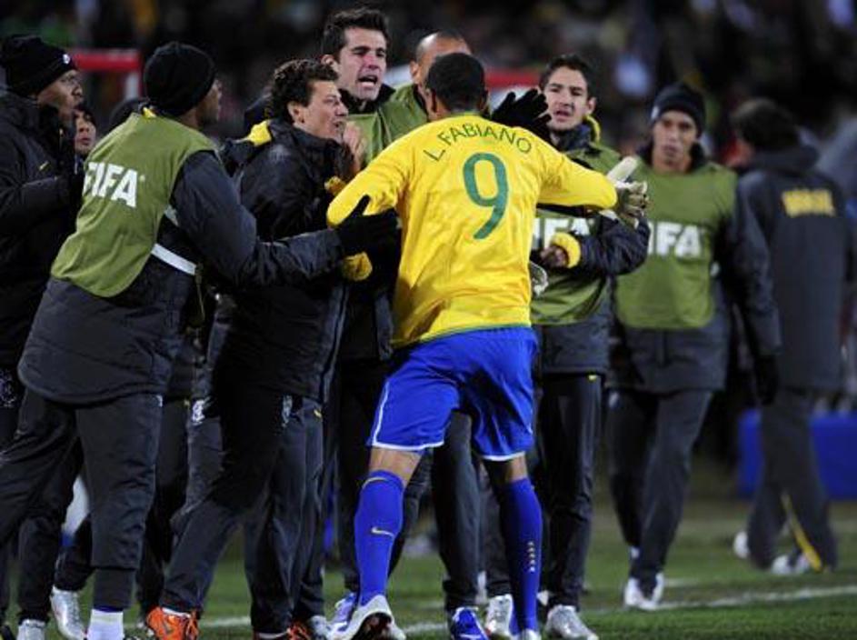 Luis Fabiano je Brazilce v drugem polčasu uspel vrniti v igro.