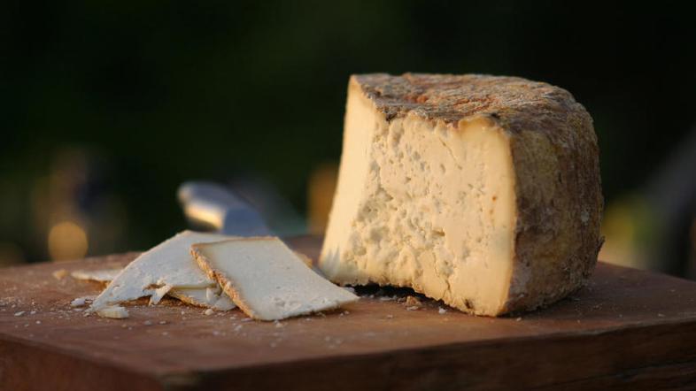 Bi zraven postregli rdeče ali belo vino?