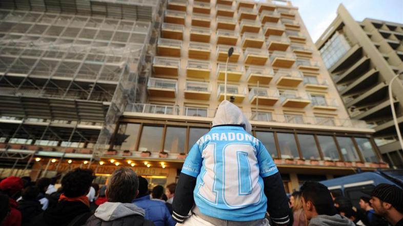 Maradona prihod v Italijo Neapelj Napoli navijači hotel
