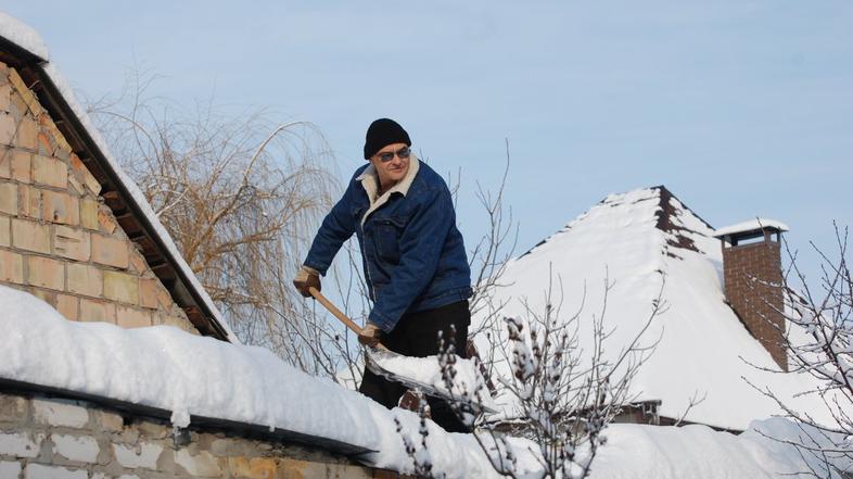 Čiščenje snega s strehe 