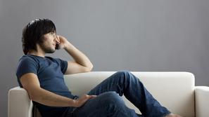 Zivljenje 16.02.11, moski telefonira, telefon, telefoniranje, pogovor, foto: shu