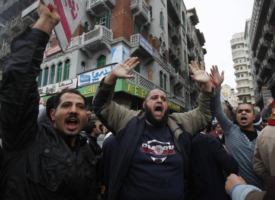 Na osrednjem trgu v Kairu se je znova zbralo na desettisoče ljudi. Od srede je v
