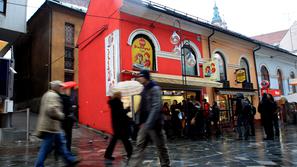 Fasade stavb v nizu od Čopove ulice 2 do 12 (od rdeče stavbe proti Prešernovemu 