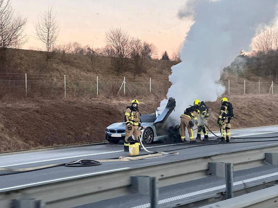 Gorenjski gasilci pogasili požar na vozilu BMW i8 | Avtor: GARS Kranj