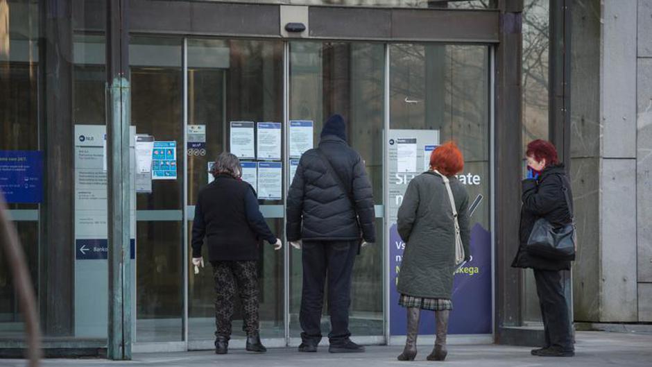 Ljudje pred NLB na Trgu republike | Avtor: Anže Petkovšek