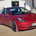 Tesla model 3 pred sedežem podjetja Metron Andreja Pečjaka