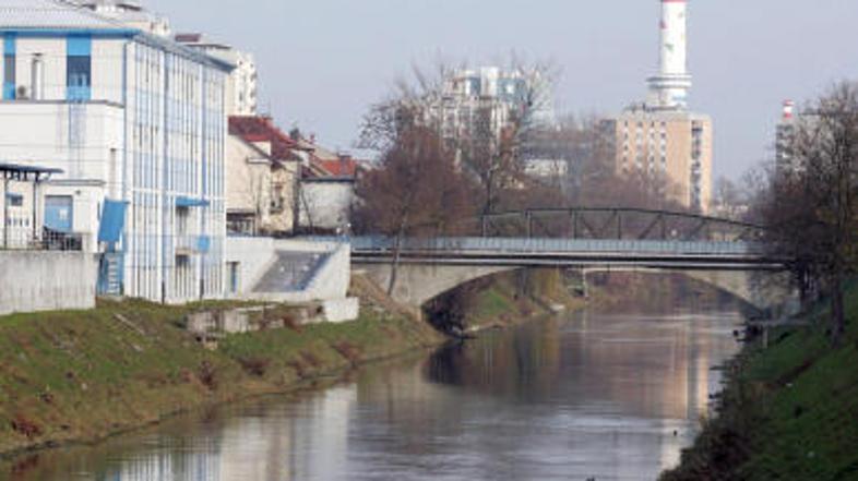 Ljubljanica je v Mostah prestopila bregove.