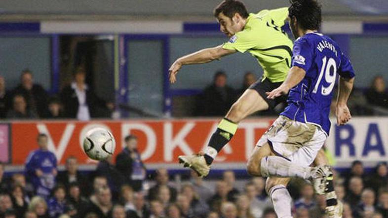 Joe Cole je ušel branilcu Evertona Nunu Valenteju in dosegel edini gol na tekmi.