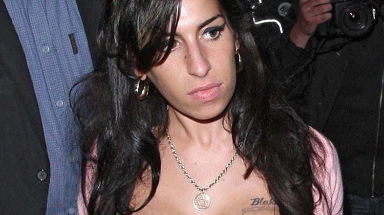 Amy se je rajši kot popivanju posvetila čiščenju svoje hiše v Londonu. (Foto: Fl