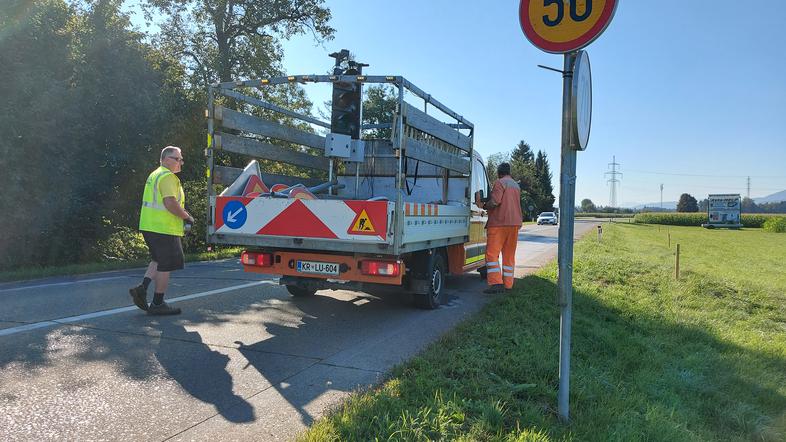 Postavljanje spremenjene signalizacije, cesta Kranj-Medvode