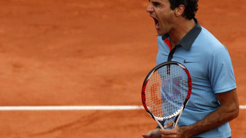 V polfinalu je Roger Federer potreboval pet nizov, da je premagal Juana Martina 
