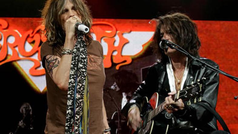 Pevec je padel z odra med plesom, padel pa je s hrbtom na skupino oboževalcev.