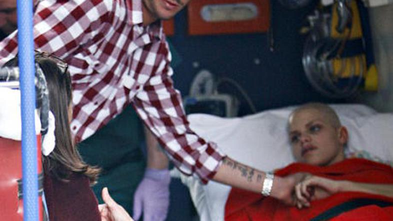 Jade v zadnjih trenutkih ob strani stoji mož Jack.