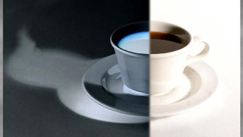 Čisti kofein je grenkega okusa in brez vonja - jutranji kavi dajejo aromo kavna 