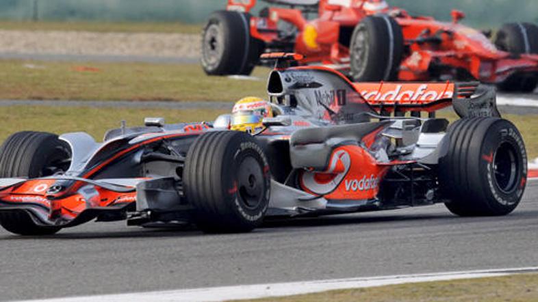 Mesec in pol pred prvo dirko voznikom ne preostane drugega, kot da plačajo za li