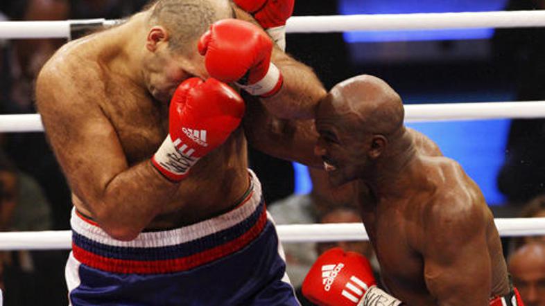 Valujev (levo) je proti Holyfieldu uspešno izkoriščal svoje naravne prednosti.