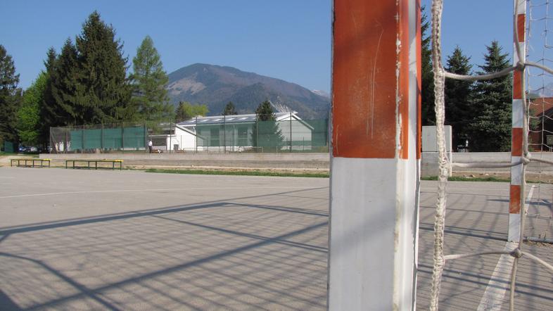 Igrišče ob Osnovni šoli Križe čaka na nadaljevanje del. Pogodba naj bi bila podp