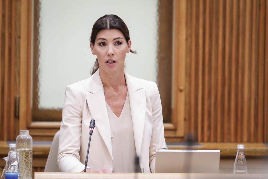 Novice: Dominika Švarc Pipan | Avtor: Saša Despot