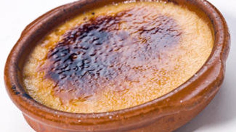 Ko naredite kremo, jo posujte s sladkorjem in ga v pečici karamelizirajte.