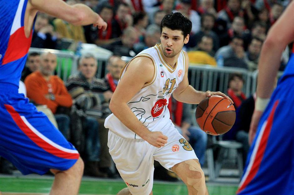 Sašo Ožbolt je bil z 22 točkami prvi strelec tekme v Stožicah. (Foto: Nik Rovan)