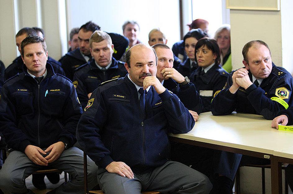 "Policijska vozila nimajo AO plus zavarovanja, vozila MNZ pa ga imajo," pravi si