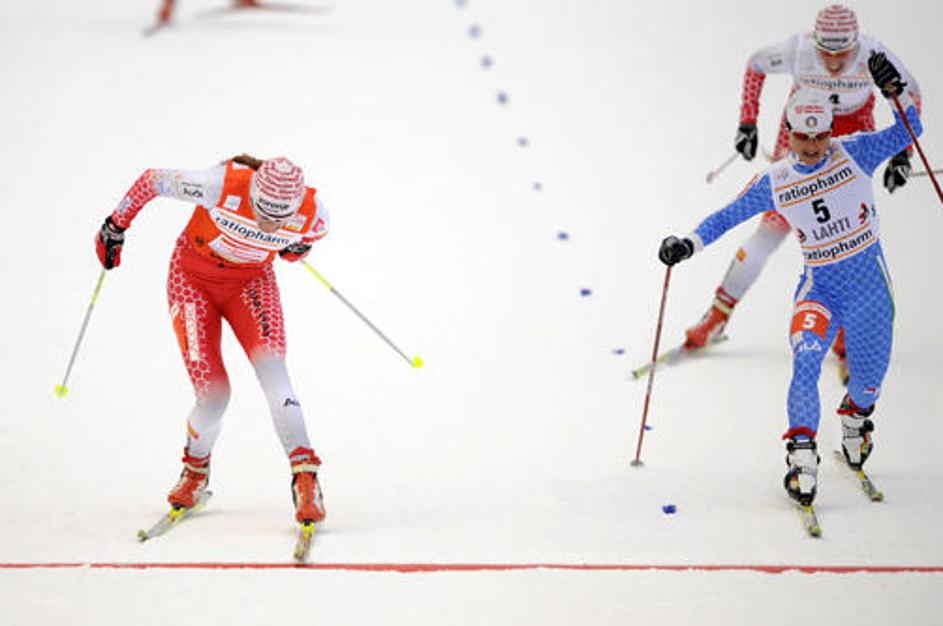 Petra Majdič (skrajno levo) je Arianno Follis (desno) premagala za le nekaj cent