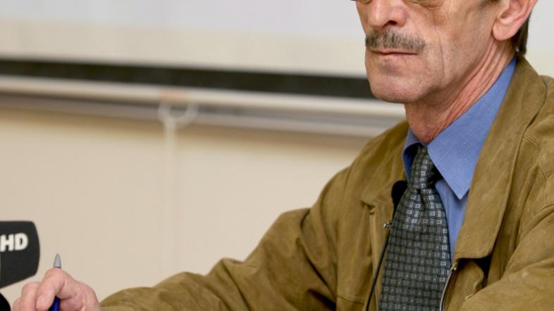 &lt;slovenija&gt; 09.06.09 Andrej Flajs, novinarska konferenca Statisticnega ura