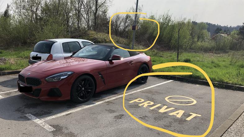Bralcu je mestno redarstvo z lastniškega parkirnega prostora odpeljalo avtomobil
