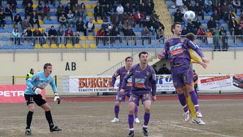 Igra v obrambi na derbiju ni bila v prvem planu.