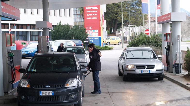 Opolnoči sta se podražila oba bencina, dizel in kurilno olje pa sta cenejša. (Fo