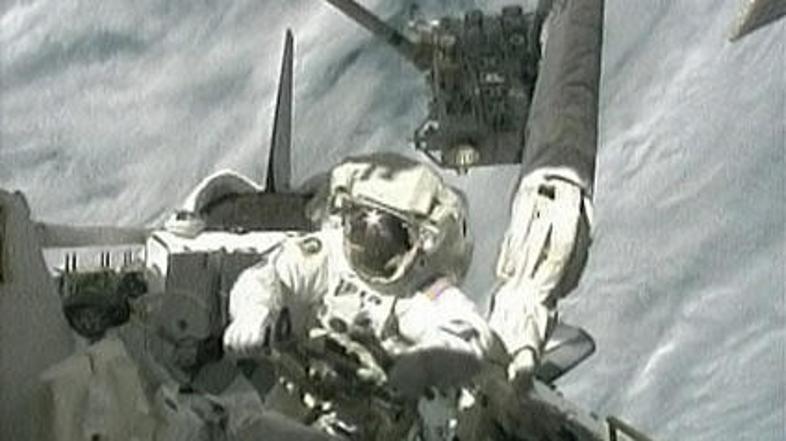 Ameriška astronavta sta dobrih pet ur v skafandrih dograjevala Mednarodno vesolj