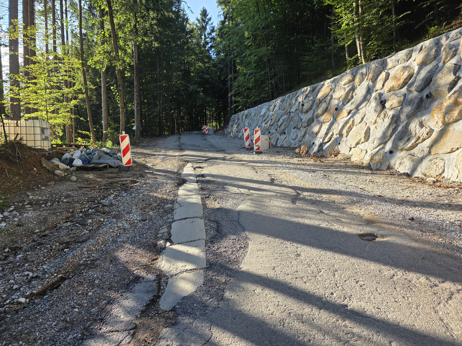 cesta uničena cesta uničeno cestišče poškodovana cesta Jazne