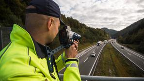 Avtocestna policija radar merilnik merjenje hitrosti varnostna razdalja