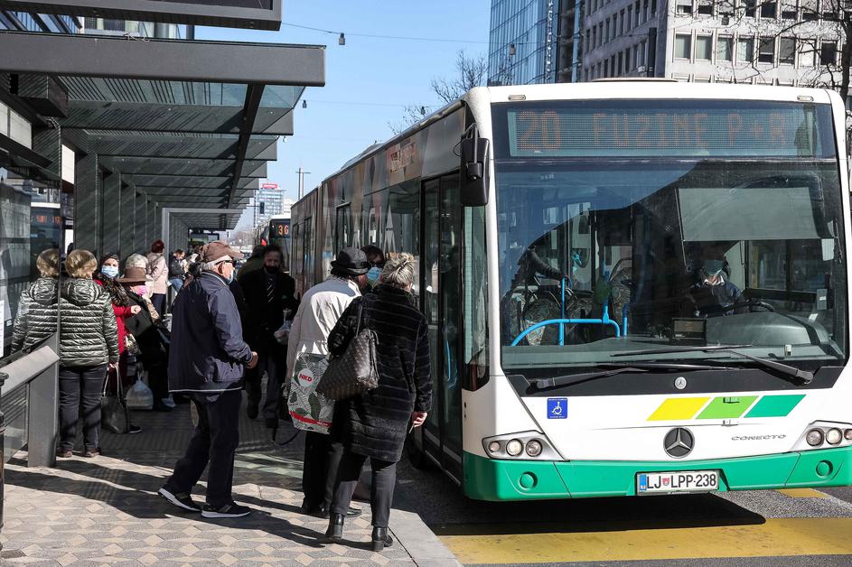 potniki čakajo avtobus LPP