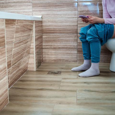 Uporaba telefona na stranišču