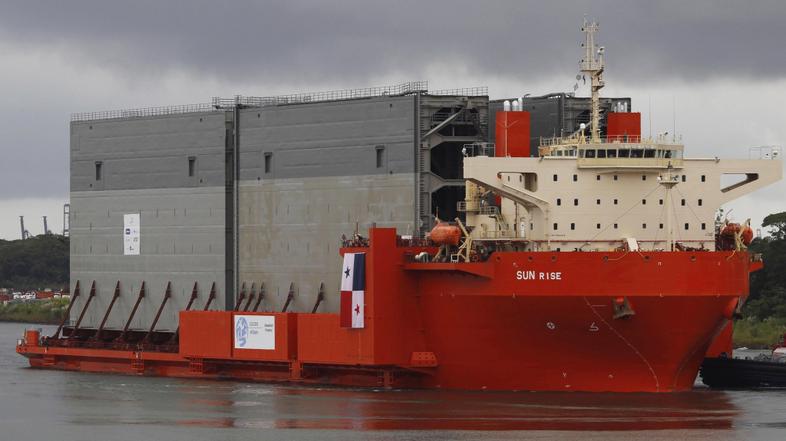 razno 18.10.13. tovorna ladja, The first four new gates for the Panama Canal's t