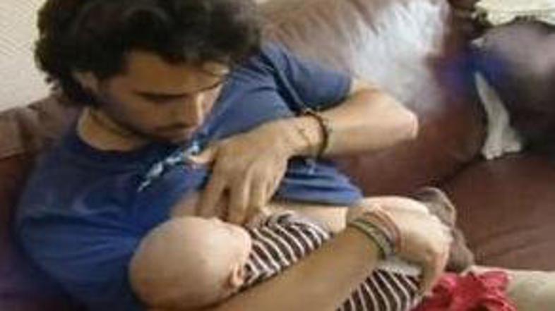 Oče želi sam proizvajati mleko in dojiti otroka.