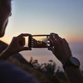 Moški fotografira morje