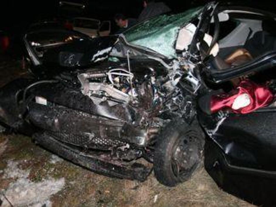 V avtomobilu srbskega voznika so umrli trije ljudje. Eden s hudimi poškodbami le