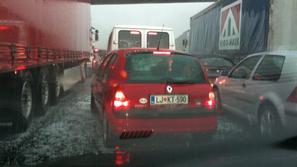 Če vas toča ulovi na avtocesti, se nikar ne ustavljajte pod nadvozi. (Foto: R. S